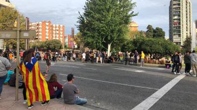 Los manifestantes se empiezan a concentrar en la Plaça Imperial. Foto: M.PEDREROL