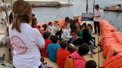 Imatge del grup de xiquets de cinquè de primària que ahir van visitar el veler ‘Astral’ al port de l’Ametlla de Mar. Foto: Daniel Rodríguez