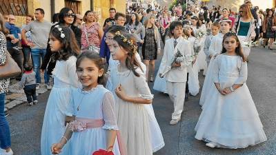 Imagen de archivo de niñas y niños vestidos de comunión en Tarragona, en 2018. FOTO: Alfredo González/DT