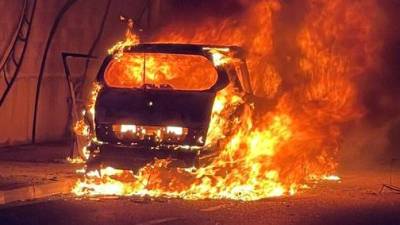 El vehicle cremant abans de l'arribada dels bombers. Foto: Guàrdia Urbana