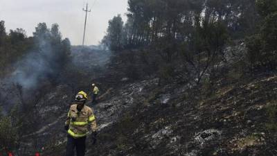 Els bombers durant l'extinció del foc d'avui a Picamoixons. Foto: Bombers de la Generalitat