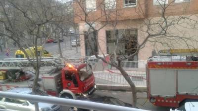 Los bomberos, esta tarde en el bloc Coll de Lilla de Sant Pere i Sant Pau. Foto: A.G.