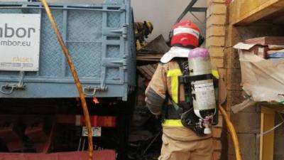 Els bombers durant l'extinció del foc Foto: Bombers de la Generalitat