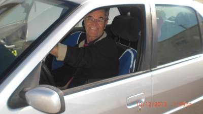 Pedro al volante de su Peugeot Sedan, en una imagen que guardaba de hace años. Foto: DT