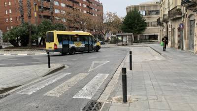 Un dels autobusos de la Línia 1, que recorre el centre de Valls, passant pel Portal Nou. FOTO: J. G.