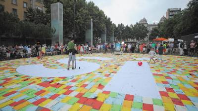 La Festa de la Independència va tenir com a epicentre la plaça de la Llibertat de Reus, on lluïa un mural amb un ‘sí’ gegant. Foto: Alfredo González