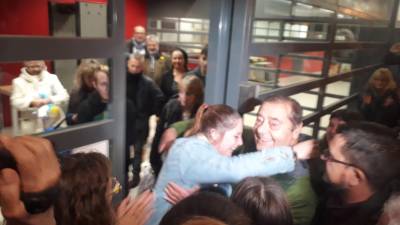 La imagen de la alegría de Laura Solé al abrazar a sus familiares. Foto: Iñaki Delaurens