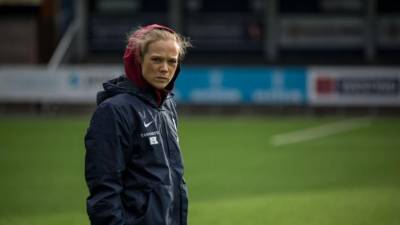 Helena Mikkelsen&nbsp;ser&aacute; la primera entrenadora de un equipo de f&uacute;tbol masculino. Foto: Netflix
