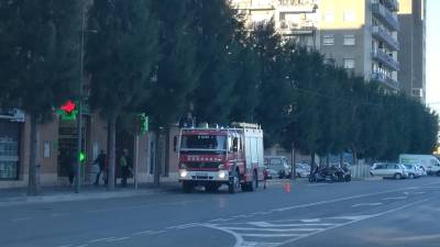 La dotación de bomberos, esta mañana en la calle Torres Jordi. Foto: DT