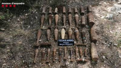 Pla general dels 32 artefactes explosius trobats en un marge d'una zona de conreu a Xerta. Foto: Mossos d'Esquadra