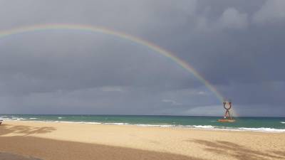 Imagen del arcoiris en la playa de Torredembarra. DT