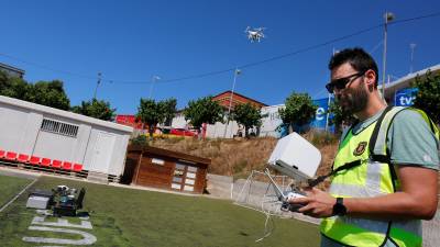 El sargento Mario Olivares haciendo sobrevolar uno de los drones. FOTO: Pere Ferré