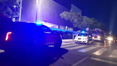 Los vehículos de emergencia, esta noche en la zona del Campus Sescelades. Foto: DT