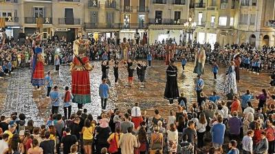 Els Gegants de Reus i altres colles convidades d’arreu de Catalunya van ballar finalment ahir després de parar la pluja. foto: Alfredo González.