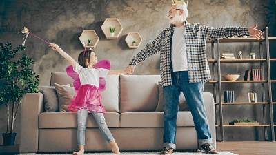 Pasar tiempo con los nietos asegura movimiento, sociabilización y buenas dosis de alegría. Foto: Getty Images