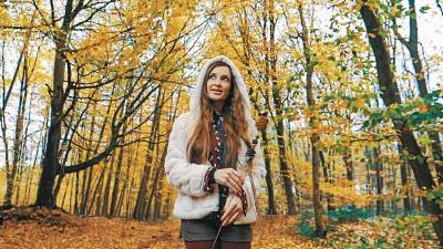 Olga Pes, en un bosque de Reken (Alemania), en una imagen de ‘Liebe’, su nuevo clip. Foto: Alan Pardines