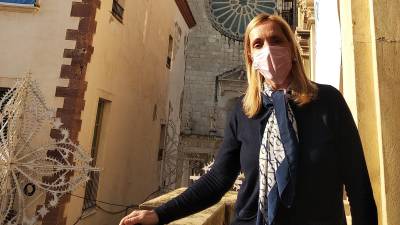 L’alcaldessa amb el campanar de Sant Joan darrera, el més alt de Catalunya. foto: àngel juanpereFarré al balcó de l’ajuntament. foto: àngel juanpere