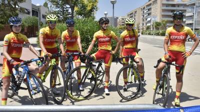 Imagen de las seis integrantes del equipo español femenino, antes de la carrera. FOTO: Alfredo González