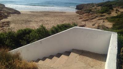 La única manera de llegar a la playa dels Capellans es mediante unas escaleras. Foto: cedida
