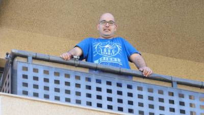 César Plaza, asomado en la terraza de su casa en el barrio de Campclar, en Tarragona. FOTO: ALBA MARINÉ