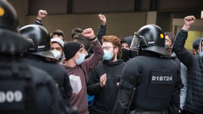 Concentración a las puertas de la Universitat de Lleida en el momento de la detención de Hásel. FOTO: EFE