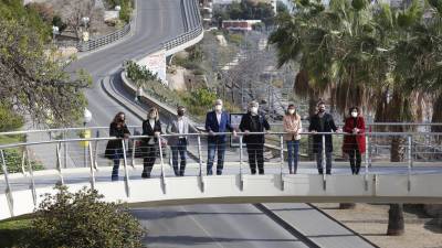 Los ocho candidatos de los partidos que tienen representación en el Parlament, ayer, en la pasarela que une el Balcó con la playa. FOTO: PERE FERRÉ