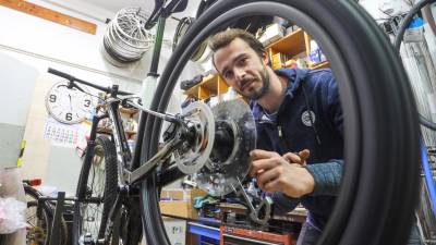 Imagen del mecánico Miquel Àngel Iglesias en el taller de su tienda de bicis Top Cycling en Valls. FOTO: Alba Mariné