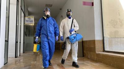Dos especialistas desinfectando las dependencias municipales del hospital Vell