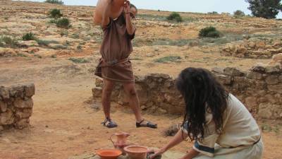 Una recreación en la Cella y arqueólogos trabajando en el yacimiento. Foto: dt