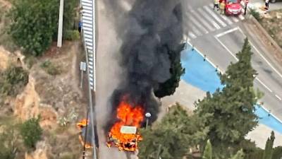 Imatge aèria del camió cremant. Foto: Bombers de la Generalitat