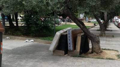 Los colchones tirados en un parque de El Vendrell.