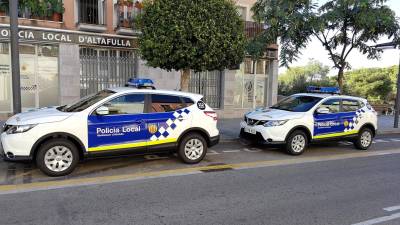 Els dos vehicles, aparcats davant de la comisaria de la Policia Local d'Altafulla.