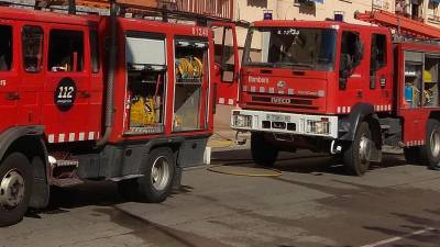 En la extinción del incendio han participado tres dotaciones de bomberos.