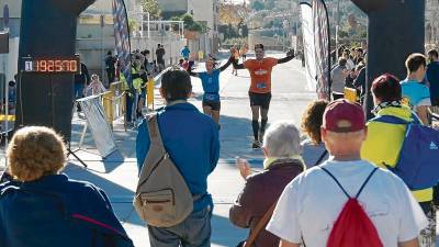 Imagen de la llegada de dos corredores en la edición de 2019, antes de la pandemia. FOTO: CEDIDA