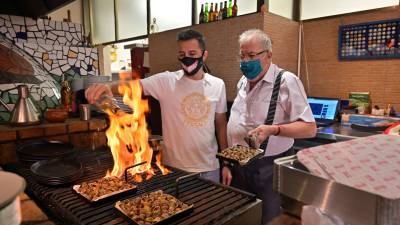 El restaurante Lo Bon Profit de Reus preparando caracoles para llevar a domicilio. FOTO: Alfredo González