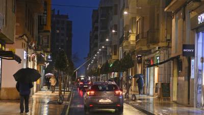 En algunas calles del centro de la ciudad, como Prat de la Riba, ya se ha cambiado la iluminación. FOTO: Alfredo González