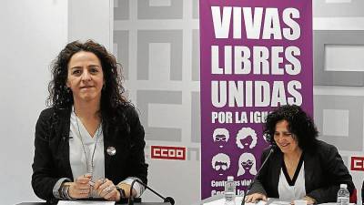 La secretaría de Mujeres e Igualdad de Comisiones Obreras, Elena Blasco, en un encuentro con los medios ayer para hablar de la brecha salarial. FOTO: efe