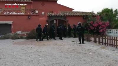 El operativo de los Mossos en la masía.