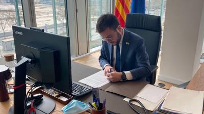 Aragonés firma el decreto de convocatoria de la sesión de constitución. FOTO: ACN