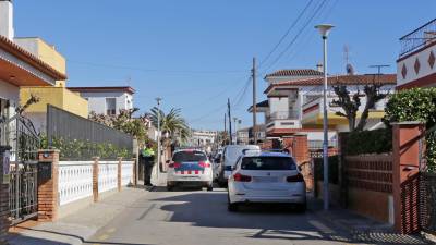 Los Mossos inspeccionaron la casa de la pareja, en el barrio de Clarà. FOTO: Lluís Milián