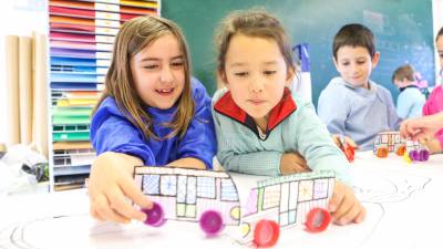 Los alumnos aprenden y juegan con las diferentes manualidades que hacen en el aula artística. FOTO: ALBA MARINÉ