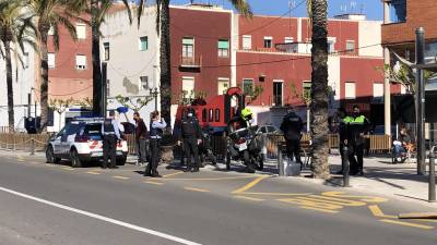 Los Mossos d’Esquadra identificando a un individuo que intentaba esconder cubos llenos de pescado. FOTO: C. POMEROL