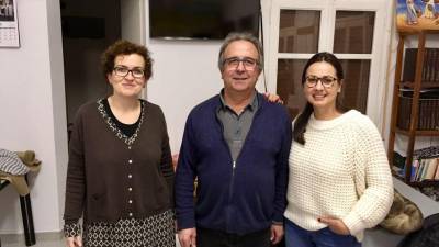 Ferrá (i) con Joan Banach, responsable local del partido y Olga Navarro, responsable comarcal.