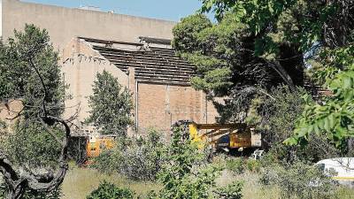 Las máquinas trabajan en la zona desde el pasado jueves para derribar los restos de la fábrica abandonada. FOTO: Alba Mariné