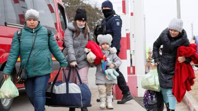 Imagen de varios refugiados ucranianos cargando con las pocas pertenencias que han podido coger. Foto: EFE