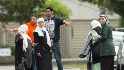 Un grupo de musulmanes muestran su consternación tras el ataque terrorista. FOTO: EFE
