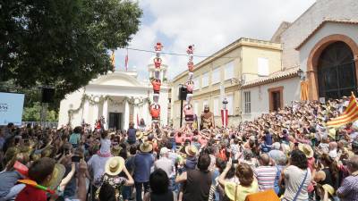 Centenars de vallencs no van voler perdre’s aquesta celebració tan especial davant la Biblioteca Popular, ahir al migdia. FOTO: alba tudó