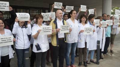 Els metges del CAP d’Amposta van sortir ahir al migdia amb cartells per demanar atendre les 24 hores. FOTO: Joan Revillas