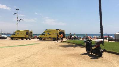 Las dos ambulancias aparcadas en el paseo peatonal, al lado de la arena. FOTO: DT