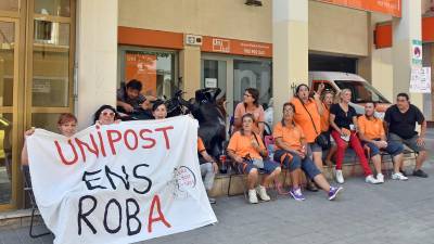 Una docena de trabajadores de Unipost en Reus, en una protesta que realizaron en septiembre de 2016. FOTO: Alfredo González/DT